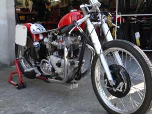 Du rêve à la réalité : la moto de Bill carbu entièrement reconstruite par l'équipe de Machines et moteurs;