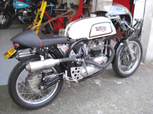 Un Triton, moteur de Triumph sur un cadre de Norton Manx, réalisé par machines et Moteurs