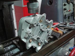 Usinage culasse Triumph pour modification sortie d'échappement