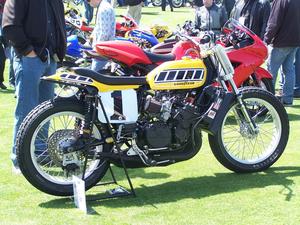 la-yamaha-4-cylindres-de-dirt-track-pilotee-par-keny-roberts-a-half-moon-