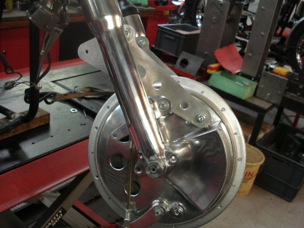 Machines et Moteurs à réalisé ce montage d'un frein à tambour 4 cames Ceriani sur une fourche de Norton Commando.