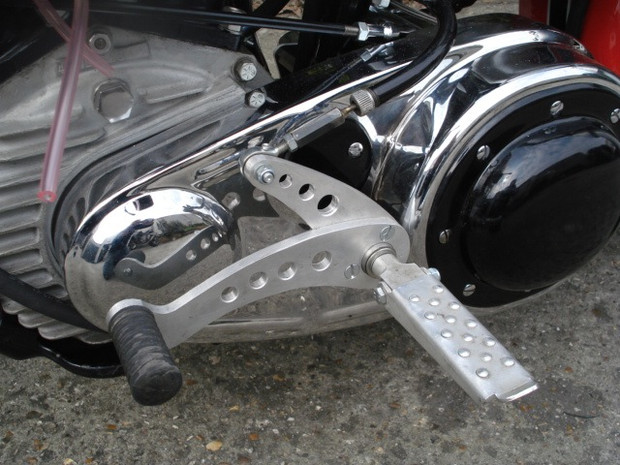 Pédale d'embrayage et repose pied pour une Harley Davidson WLR répliqua fabriqué par Machines et Moteurs.